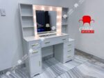 Vanity - Escritorio de tocador grande de 48,8 pulgadas con espejo iluminado y toma de corriente. - Imagen 2